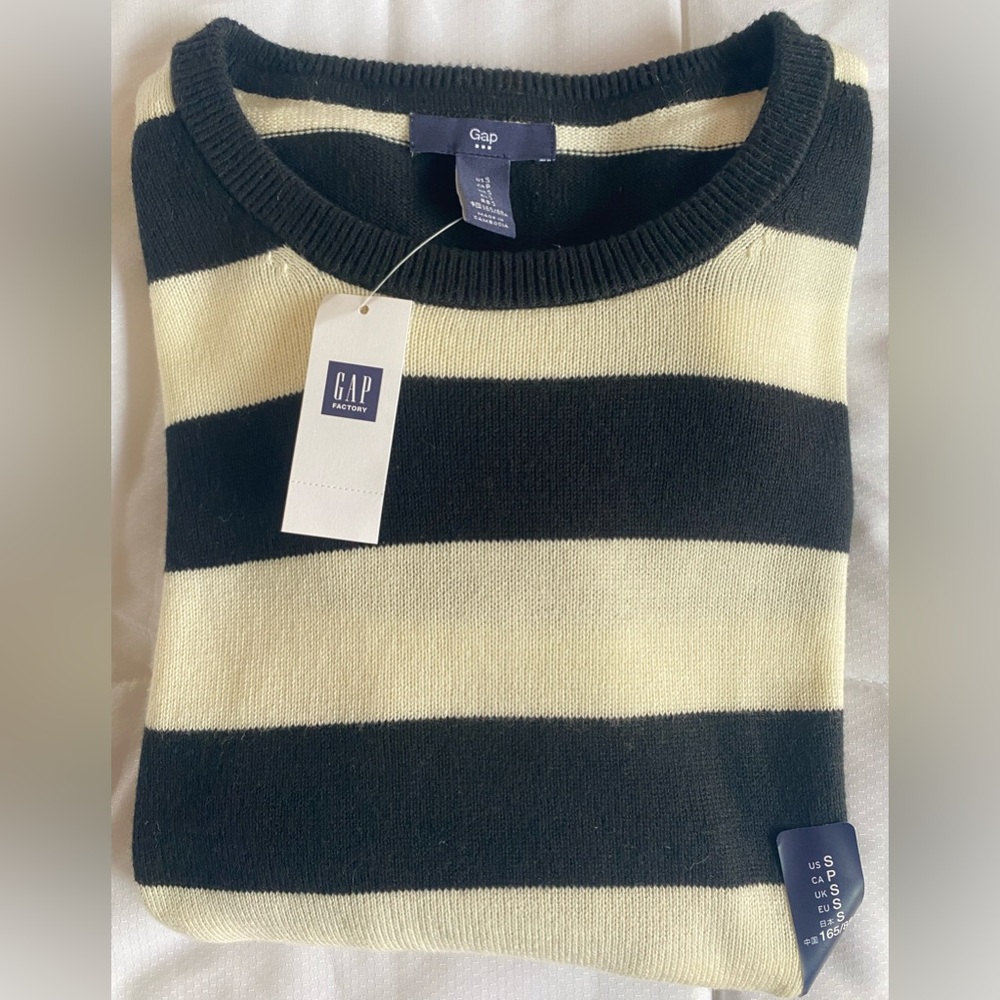GAP Women’s Sweater Size Small NWT